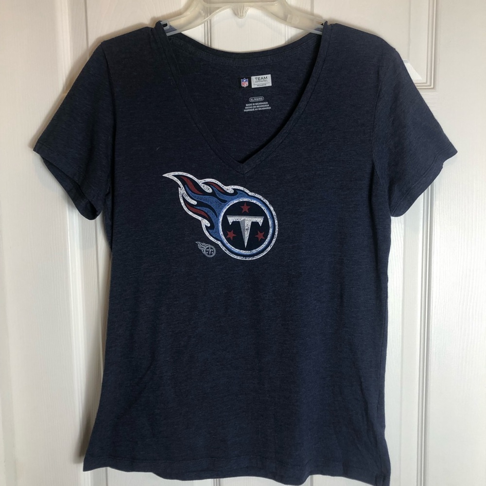 NFL TEAM Apparel  Tennessee Titans V-Neck Short Sleeve T-Shirt.  Size XL